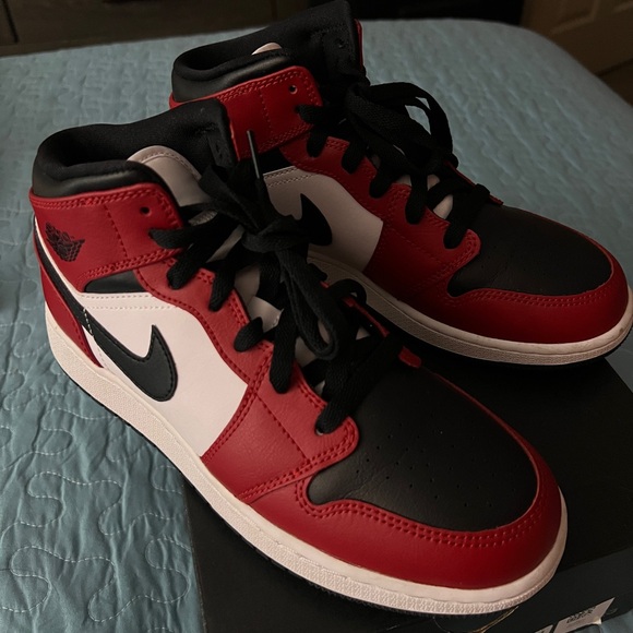 JORDAN 1 MID CHICAGO BLACK TOE GS | Size 6Y - Picture 4 of 11
